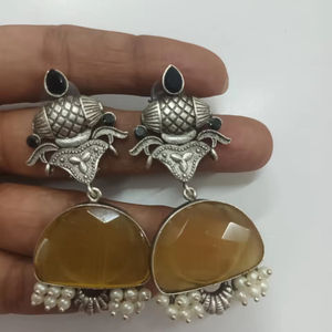 Boucles d'oreilles en pierre lourde de style marché Indain personnalisées pour les filles femmes en laiton plaqué or pour les tenues de fête - Product Image 1