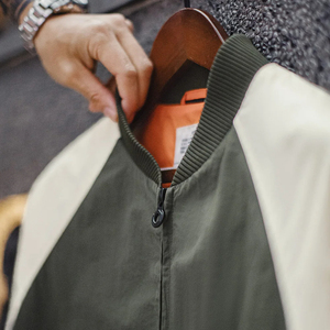 แจ็คเก็ตวาร์ซิตี้ผ้าแคนวาสสีตัดกันสไตล์วินเทจ มีซิปและกระเป๋าแบบปกติ เหมาะสำหรับใส่เล่นเบสบอล  ลำลองสำหรับผู้ชาย  เสื้อคลุมฤดูหนาว ระบายอากาศได้ดี - Product Image 4