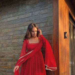 Présentation d'un Anarkali lourd et élégant avec un travail de dentelle, un palazzo à effet fleuri et un dupatta avec bordure en dentelle - Product Image 1