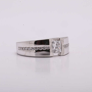 Bague Solitaire Taille Coussin avec Accents de Pierres Brillantes, Nouvelle Arrivée, Monture Bezel Unique, Diamant de Laboratoire Luxueux - Product Image 4