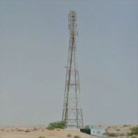 Tour de télécommunication 40m à quatre pieds en treillis d'acier galvanisé à chaud avec échelle d'accès pour zones intérieures arides et désertiques