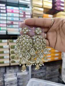 Boucles d'oreilles pendantes ethniques fusion indienne avec petits jhumkis en zircon plaqué or en alliage en forme de cloche pour mariages - Product Image 3