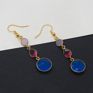 Boucles d'oreilles pendantes bohèmes faites à la main avec fleurs et pierres précieuses multiples |   Calcaïdonie rose, calcaïdonie bleu encre fuchsia |   Plaqué or 18 carats - Product Image 3