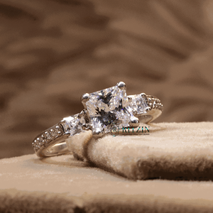Princesa y diamante de corte redondo solitario con acento anillo de compromiso para mujer - Product Image 2