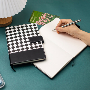 Taccuino Personalizzato in Pelle PU <span class=keywords><strong>a</strong></span> Scacchi Bianco e Nero con Decorazione <span class=keywords><strong>a</strong></span> Cuore e Chiusura Magnetica, Agenda per Studenti e Ufficio - Product Image 3