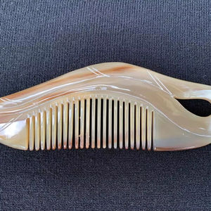 Peine Impermeable Hecho a Mano de Cuerno de Búfalo, Empaquetado para Exportación, Canales de Venta al por Menor, Arte y Coleccionismo, Cristal de Cuerno - Product Image 1