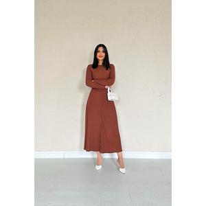 Conjunto de Blusa y Falda de Pana Marrón para Mujer al por Mayor - Product Image 3