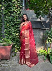 Look élégant de vêtements de mariage de marque Saree en organza et soie tissée avec chemisier et fabricant de travaux de broderie d'Inde - Product Image 4