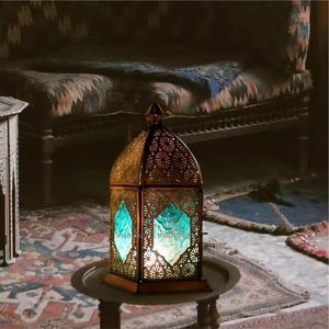 Lanterne à bougie marocaine en métal doré antique avec lanternes suspendues et au sol en verre de couleur bleue pour décoration de maison et de jardin - Product Image 5