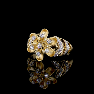 Bague en diamant de culture de laboratoire à motif floral en or jaune |   Bague en diamant en forme de fleur pour les fêtes, les mariages et les cadeaux - Product Image 1