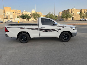 Toyota Hilux 2021 14 2.7L AWD Intérieur Sombre Galerie de toit en alliage d'aluminium Sièges en tissu Volant à gauche Pneus R16 Automatique Xénon - Product Image 3