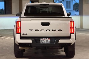 Toyota Tacoma TRD Off-Road Doble Cabina 4x4 2024 Usada en Buen Estado - Product Image 4