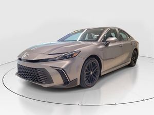 Nouveautés à prix réduits! Camry SE FWD 2.5L Hybride Automatique 2025 avec sièges en cuir, berline - Product Image 1