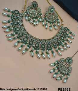 Belle Superbe Zircon Cubique Cristal Feuille Forme Dangle Mehandi Plaqué Bijoux De Mariage Avec Boucles D'oreilles Mangtika Pour Les Femmes - Product Image 3