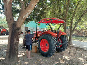 Tractor Kubota Tailandia M6040 de 60HP, 4WD, Motor Diésel, Alto Rendimiento, Eficiente en Consumo de Combustible, Máquina Agrícola Resistente - Product Image 1