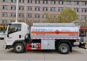 Camión cisterna de aceite SINOTRUK HOWO nuevo de 5000 litros, camión de suministro de combustible de 5m3, disponible para entrega inmediata. - Product Image 5