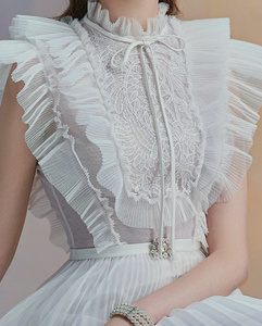 Delicado tul escalonado y vestido de novia de encaje personalizable OEM/ODM hecho en Vietnam - Product Image 4