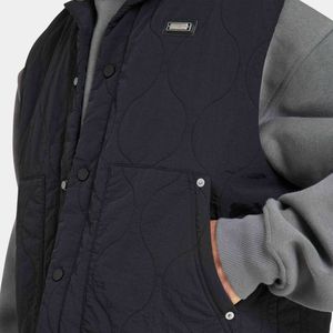 Gilet utilitaire matelassé pour hommes, veste noire légère sans manches avec rembourrage en diamant, patch en simili cuir et nylon froissé - Product Image 3
