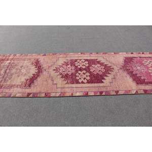 Alfombra Vintage Herki de 2.9x10.2 pies, Alfombra Turca de Lana con Diseño Floral Rojo y Rosa - Product Image 3