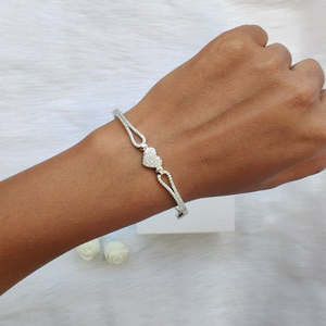 Brazalete fino en forma de corazón con tachuelas de circón plateado - Product Image 1