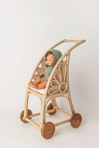 Poussette de poupée délicieuse avec des détails de fleurs faits de landau de poupée en rotin exquis ajoutant une touche d'élégance à tout réglage de jeu - Product Image 6