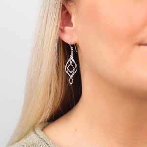 Pendientes de plata de ley de triple giro Diseño elegante y contemporáneo - Product Image 2