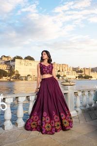 Vêtements de mariage en soie Tasar avec imprimé floral avec feuille de travail Lehenga Choli Fabricant et fournisseur de Surat - Product Image 3