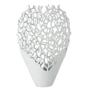 Tendencia industrial New Leaf Classic Wedding Deco Florero de metal Color plateado Acabado para el hogar Hotel y restaurantes - Product Image 4