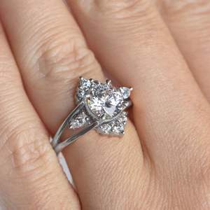 Rond Brilliant Cut Art Deco Moissanite Bagues de fiançailles et d'anniversaire pour un usage nuptial - Product Image 5