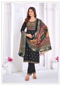 À la mode 14kg rayonne Kurti pantalon & Dupatta avec broderie lourde travail belle couleur robe forte demande vente incroyable pour les adultes - Product Image 3