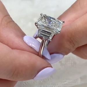 Bague de fiançailles vintage à trois pierres en moissanite taille radiant 4,25 TCW, or blanc massif 14 carats, diamant Tishya - Product Image 5