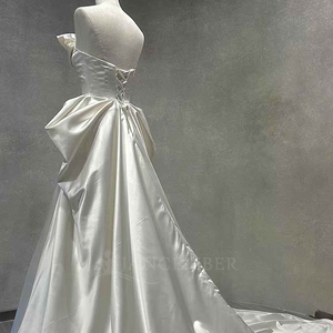 Robe de mariée moderne brillante NT59 à col bateau long, avec volants, dentelle, fleurs et appliques en cristal, avec manches - Product Image 6