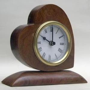 Horloge de table en bois - Design classique moderne, mouvement mécanique, fonctionne sur piles, sonnerie horaire, décoration écologique pour la maison - Product Image 1