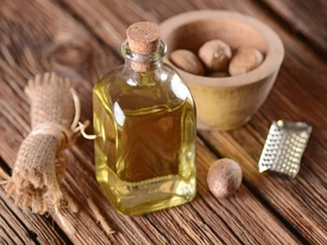Huile d'extrait de plantes de noix de muscade sauvage 100% huile essentielle pure dans le tambour et l'emballage de fruits liquides disponibles - Product Image 2