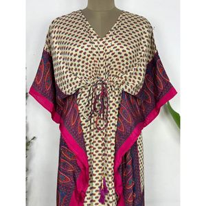 Robe Kaftan Bohème Vintage pour Femme, Longue et Fluide, en Soie Recyclée et Sari avec Motifs Floraux Artistiques en Cachemire, Idéale pour la Plage et les Tenues de Plage - Product Image 3
