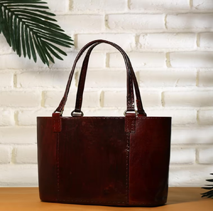 Un hermoso bolso tote de cuero color borgoña oscuro con un posavasos de mármol ya está disponible a precios de mayoreo. - Product Image 1