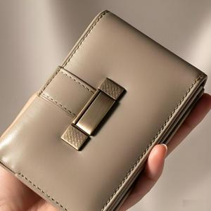 Cartera de mano de cuero Premium para mujer Sofisticación urbana Encanto refinado para cada ocasión Accesorio clásico elegante para mujer - Product Image 1