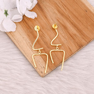 Vente en gros de 25 paires de boucles d'oreilles en laiton plaqué or jaune breloque de bijoux de créateur unique pour mariage anniversaire bijoux de mariée - Product Image 4