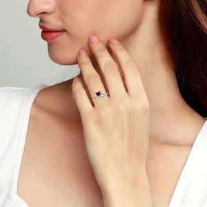 Bague carrée élégante en argent noir à la mode en acier inoxydable plaqué or incrusté de moissanite taille libre couleur placage 18 carats - Product Image 1