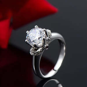 แหวนเงินแท้ 925 แบรนด์ Zarkan รุ่น Premier Solitaire ประดับเพชรทรงอเมริกันมรกต พร้อมลวดลายเรขาคณิต ชุบโรเดียม เหมาะสำหรับเป็นแหวนหมั้น - Product Image 1