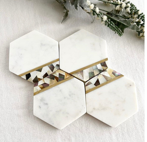 Sous-verres chics en marbre noir avec des incrustations de pétales blancs complexes dans un cadre doré. Disponible à prix de gros. - Product Image 2