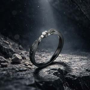แหวนแต่งงานผู้ชาย Jeulia Black Three Stone ประดับลายเถาวัลย์ ชุบโรเดียมบนทองคำขาว - Product Image 4