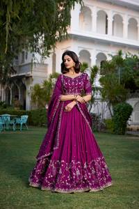 Vestido de lujo de damas de honor bordado Lehenga Choli de estilo tradicional de seda de Bollywood para fiestas de boda inspirado en Pakistán - Product Image 3