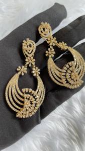 Elegantes pendientes de oro amarillo de 14kt para mujer, colección única con claridad de diamantes naturales en venta - Product Image 3