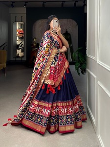 DERNIÈRE DESIGNER SILK PATOLA IMPRIMÉ AVEC BORDURE EN DENTELLE GOTTA PATTI LEHENGA CHOLI - Product Image 6