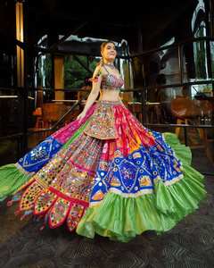 Estilo tradicional Navratri Wear Lehenga Butter Silk Impreso digital y trabajo de espejo real Lehenga Choli con borde de encaje Dupatta - Product Image 2