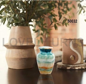 Urne funéraire en laiton gravée pour les cendres humaines - Product Image 1