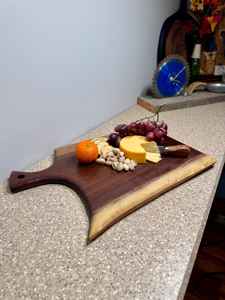 Tabla de Cortar de Madera Maciza de Nogal Americano con Borde Natural, Hecha a Mano, con Acabado Natural para Preparar Alimentos y Servir con Elegancia - Product Image 3