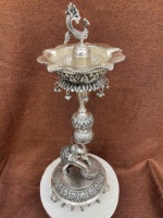 Nouvelle Arrivée - Support de Lampe Diya en Laiton Plaqué Argent Écologique Moderne avec Figurine d'Éléphant pour Décoration Intérieure - Support de Diya pour Pooja