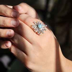 Anillo de Plata de Ley 925 con Diseño de Flor de Larimar para Mujer, Estilo Religioso, Calidad Extrema, 8.3g, para Bodas, Fiestas, Aniversarios, Uso Diario - Product Image 1